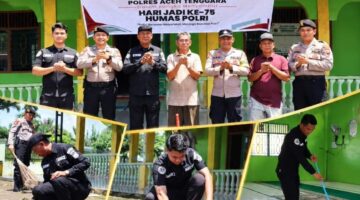 Sambut Hari Humas Polri ke-75, Polres Aceh Tenggara Gelar Bakti Sosial Bersihkan Masjid