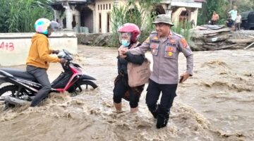 Polisi Bersama Masyarakat, Kapolsek Bambel Turunkan Personel Bantu Warga Terobos Banjir di Desa Kuning I