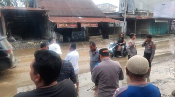 Respons Cepat Pascabanjir, Kapolres Agara Pimpin Pengerahan Personel Polres dan Brimob Bantu Warga Desa Kuning I