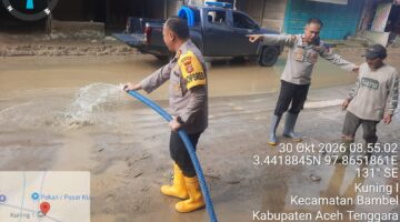 Tak Sekadar Instruksi, Kapolres Aceh Tenggara Turun Langsung Berjibaku Bersihkan Jalan Nasional dan Rumah Warga Pascabanjir